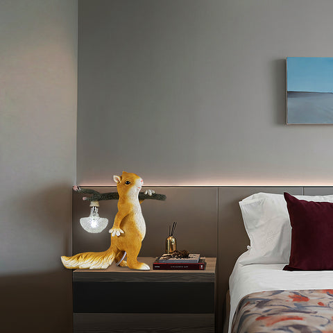 Schreibtischlampe, LED-Nachttischlampe aus Harz in kreativer Cartoon-Tier-Eichhörnchenform