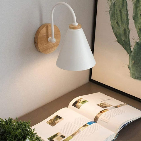 Nachttisch-Wandleuchte aus skandinavischem Holz. Wandleuchte mit 5 W E27-Glühbirne (warmweiß). Für Schlafzimmer, Wohnzimmer, Flur, Eingangsbereich. Weiß